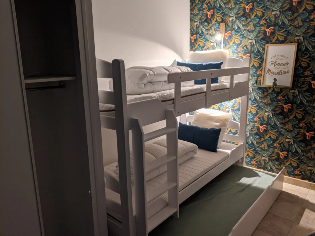 Bedroom with bunk bed and single bed