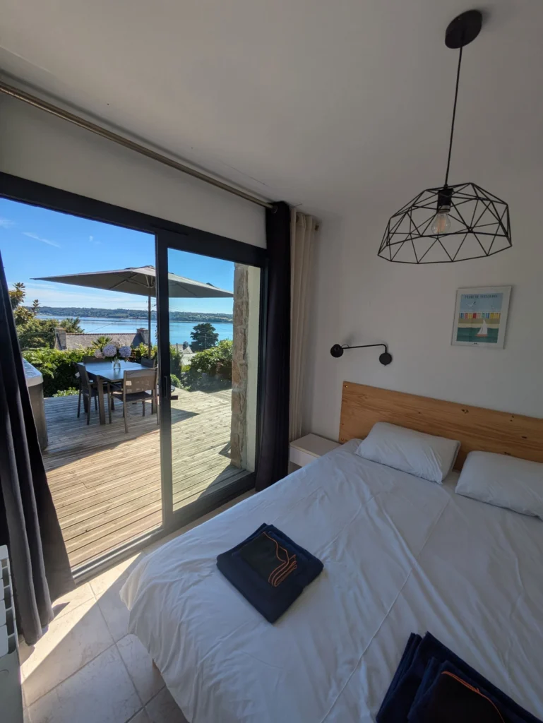 La chambre parentale, lit queen size et vue sur la mer