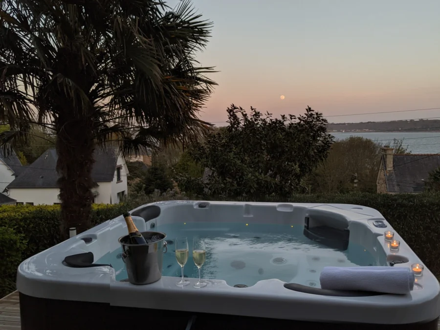 Jacuzzi « en dur » bulles et jets, à la tombée du jour