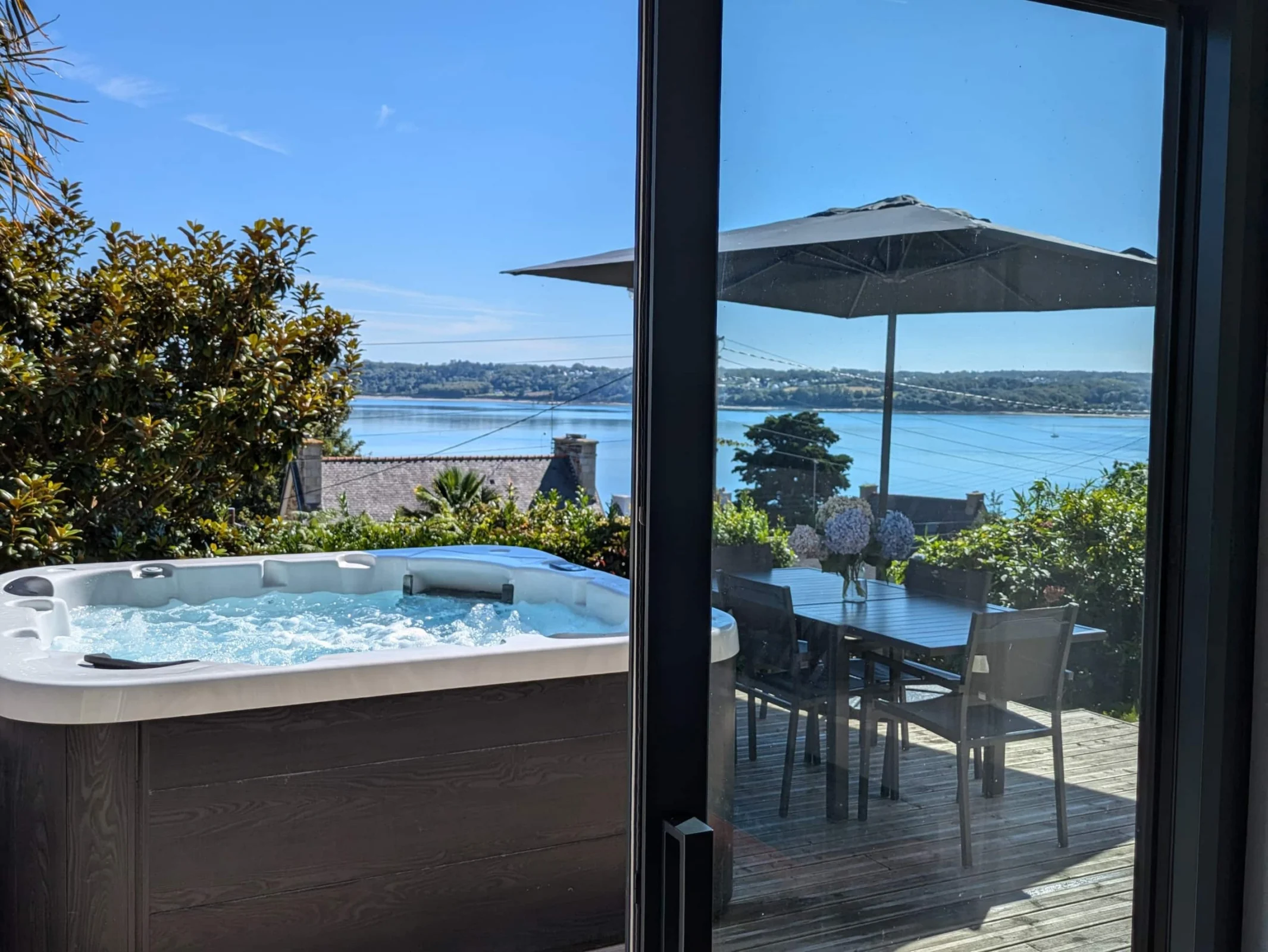 Le jacuzzi et la terrasse face à la baie de Perros-Guirec