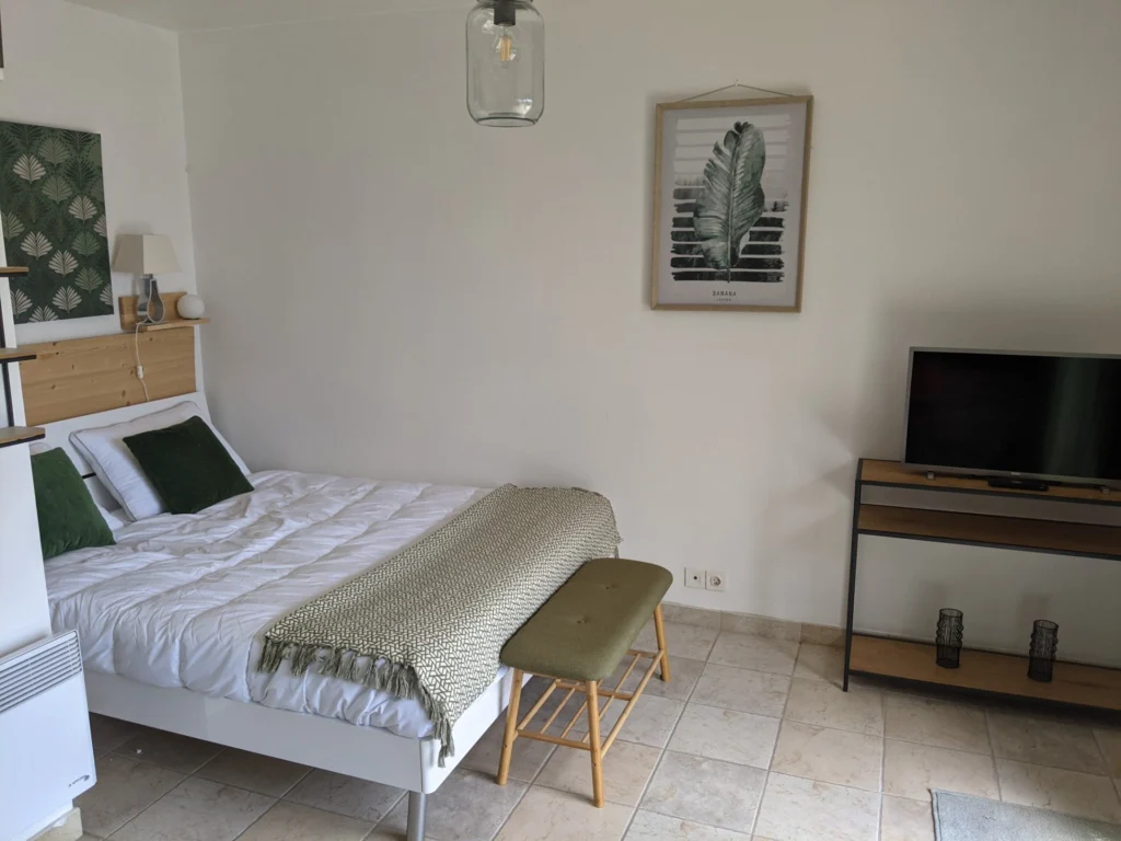 The separate studio with its queen-size bed