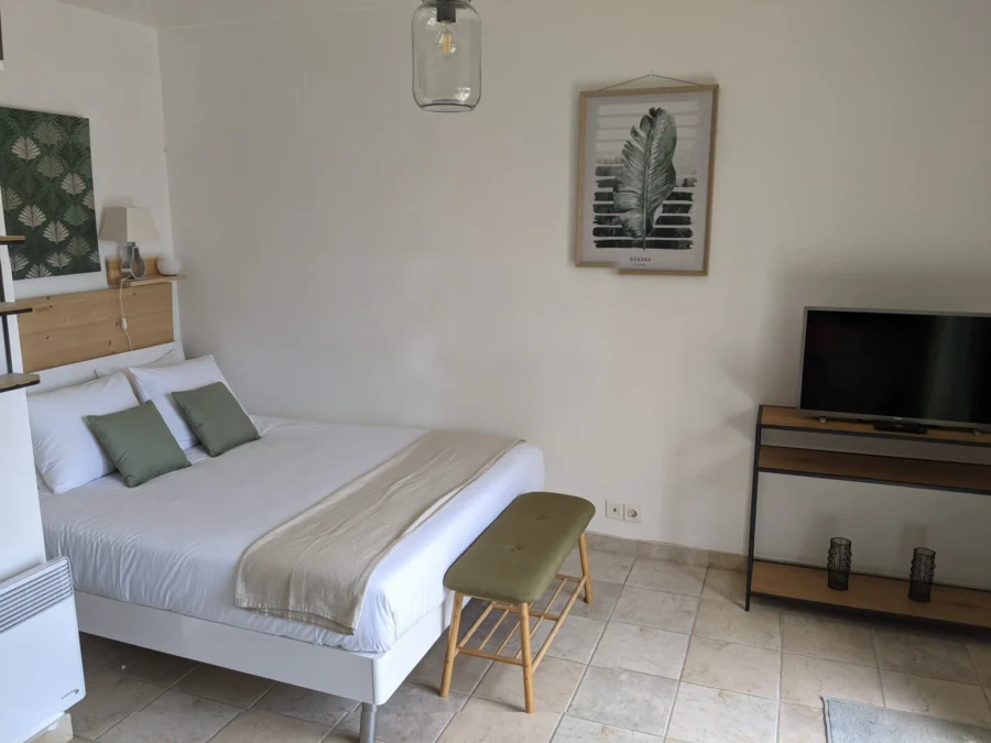 Le studio indépendant et son lit queen size