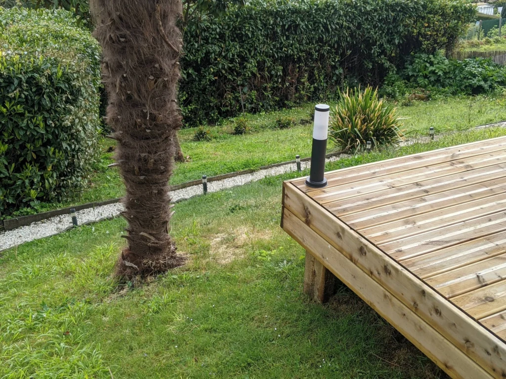 La terrasse en bois au bord du jardin