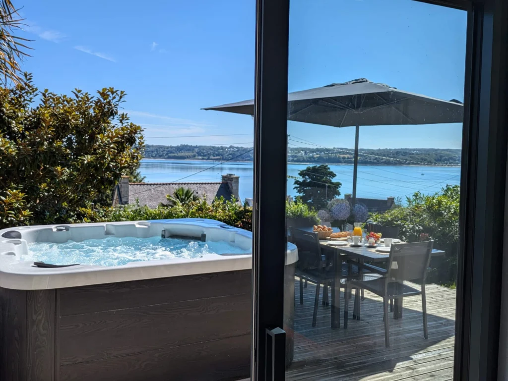 Le petit-déjeuner sur la terrasse, face à la baie